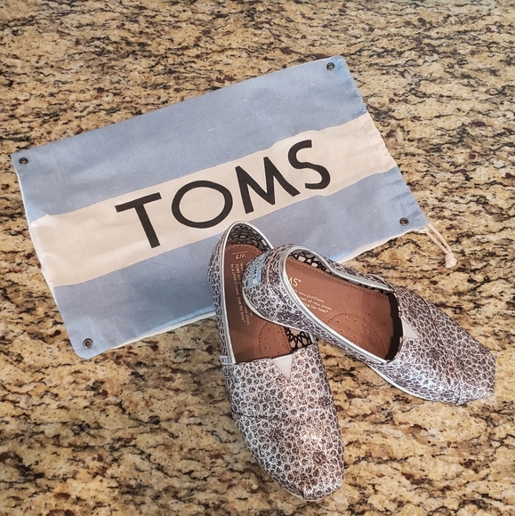 Toms - Picture 1 of 8